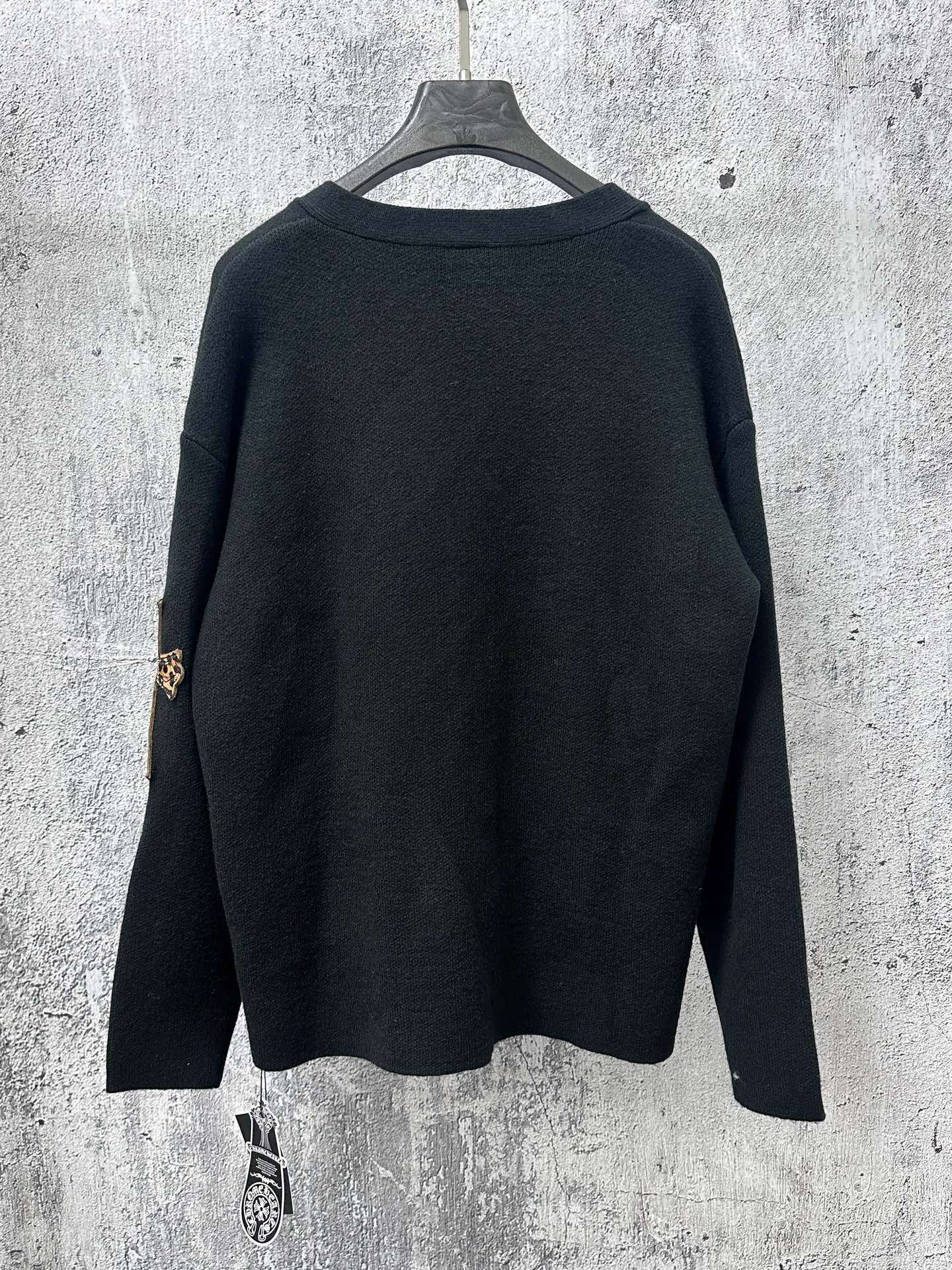 P400 [𝐶ℎ𝑟𝑜𝑚𝑒 𝐻𝑒𝑎𝑟𝑡𝑠] Crow heart patch leopard print leather label knitted. It took a month to finally be shipped. I love it so much. The upper body is really cool. If you look through the street photos at will, you will find that celebrities regard it as a collectible, a must-have item for men and women who want light luxury for commuting. It took 1 month to develop the highest version on the entire network, from pattern making to production, with a full set of customized accessories, high-end and full of class! The whole piece is made of imported pure cotton knitted wool Color: Black Size: S M L